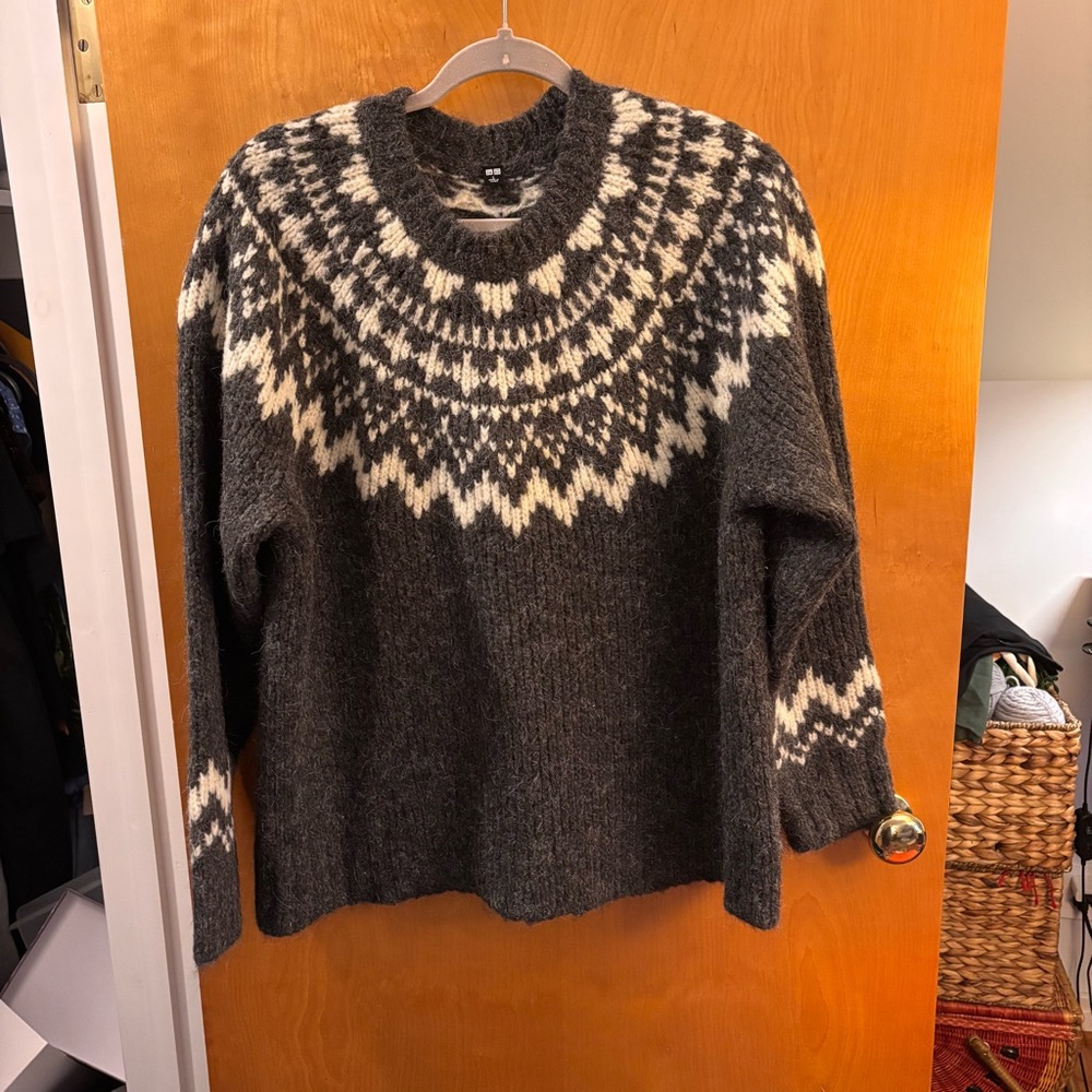 Uniqlo wool blend crew neck sweater